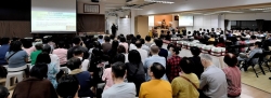 心怀感恩，发愿奉献利人；微笑祝福，共筑人间净土